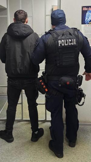 zatrzymany mężczyzna z policjantem