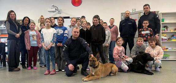 grupa dzieci wraz z dzielnicowymi