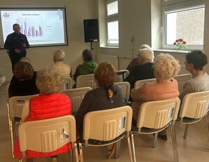 dzielnicowy na spotkaniu z seniorami