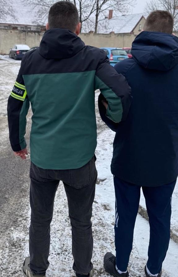 zatrzymany prowadzony przez policjanta