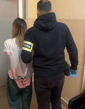 zatrzymana kobieta z policjantem