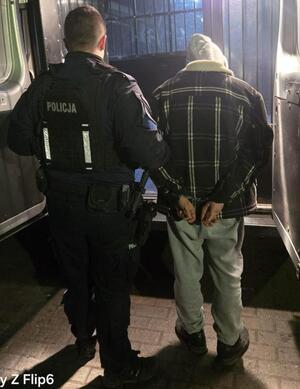 zatrzymany mężczyzna wraz z policjantem