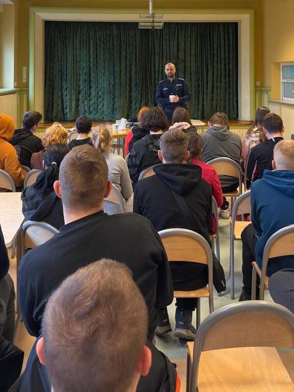 policjant podczas prelekcji z młodzieżą