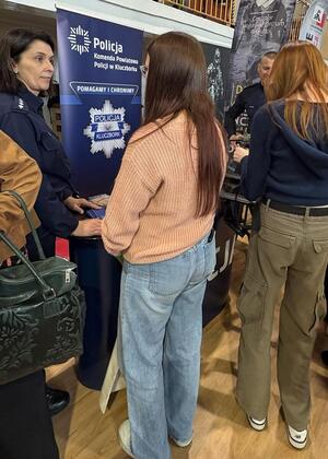 ,młodzież w trakcie rozmów z policjantami