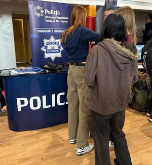 młodzież przy stoisku policyjnym