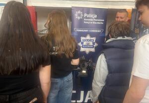 młodzież przy stoisku