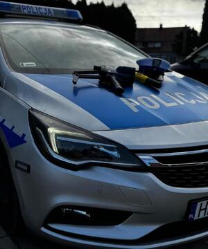 radiowóz z czapką i miernikiem prędkości