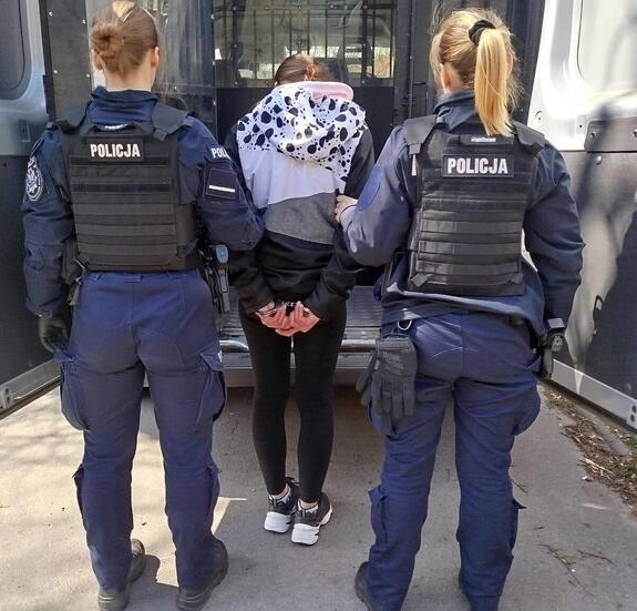 zatrzymana kobieta z policjantkami