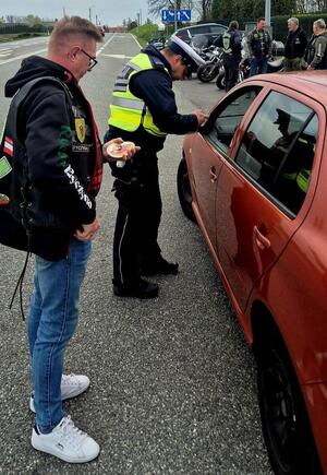 policjanci zatrzymujący się pojazdy