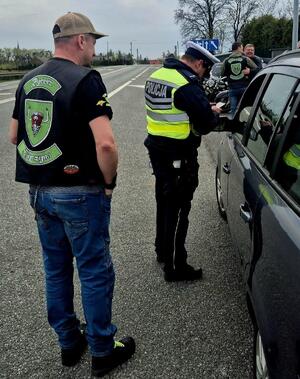 policjanci wspólnie z motocyklistami promując akcję