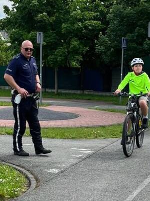 policjant i uczeń na riowerze