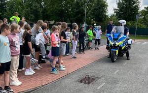 policjant rozmawiający z młodzieżą