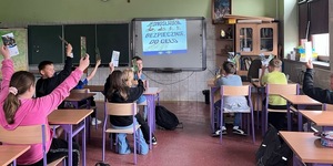 zdjęcie: dzielnicowi podczas spotkania z dziećmi i młodzieżą