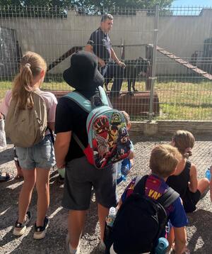 dzieci podczas spotkania z przewodnikiem