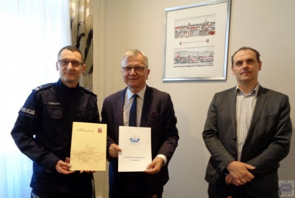 Komendant kluczborskiej policji stojący w obecności Burmistrza i skarbnika gminy
