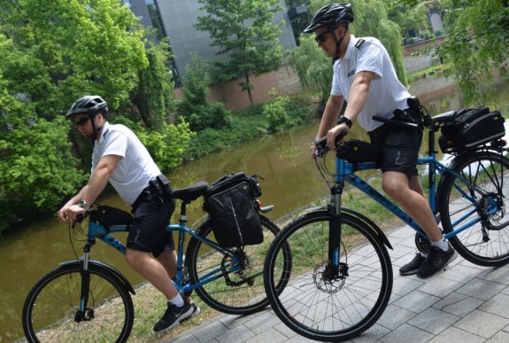 dwóch policjantów na rowerach - stoją jeden obok drugiego