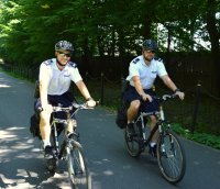 dwóch policjantów jadących na rowerach