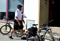policjant z patrolu rowerowego podejmujący interwencje
