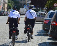 policjanci na rowerach patrolujący miasto