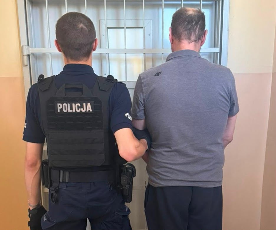 Pobili kolegę i zostawili nieprzytomnego na klatce schodowej – 3 agresorów w rękach kluczborskich policjantów