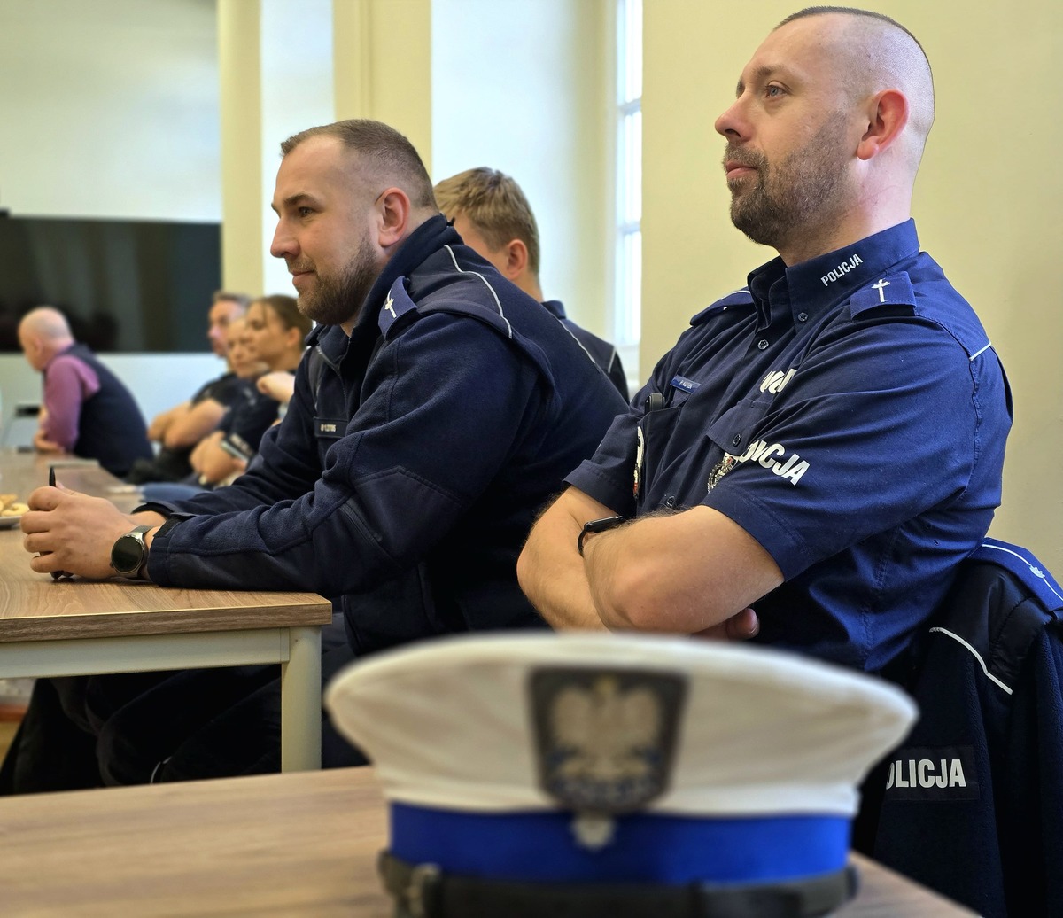 zdjęcie kolorowe: policjanci podczas szkolenia