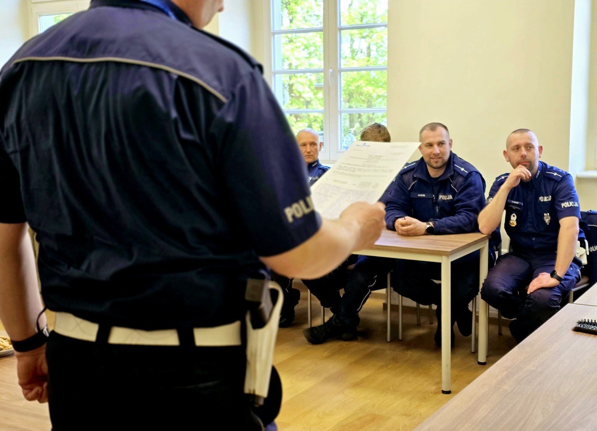 zdjęcie kolorowe: policjanci podczas szkolenia
