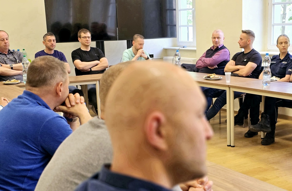 zdjęcie kolorowe: policjanci podczas szkolenia