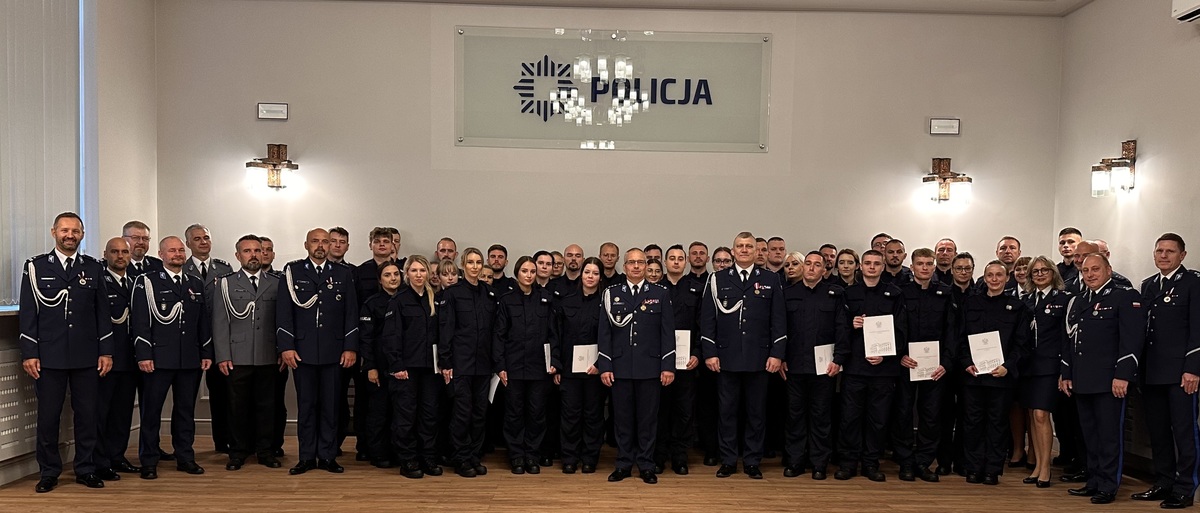 zdjęcie: policjanci podczas pamiątkowego zdjęcia