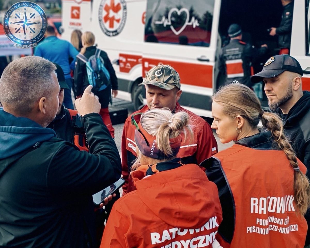 zdjęcie: policjant rozmawiajązy z załogą karetki pogotowia