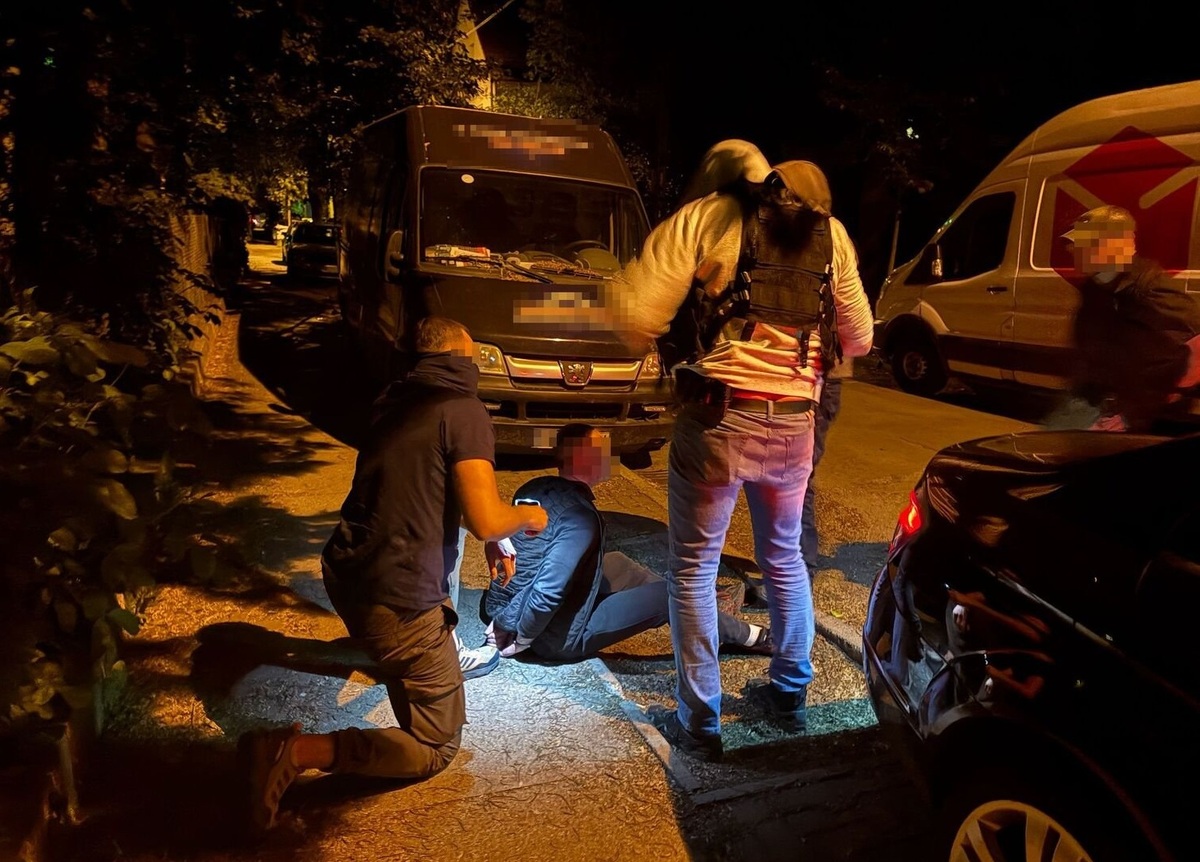 zdjęcie: opolscy policjanci podczas zatrzymania jednego z mężczyzn, posiadającego narkotyki
