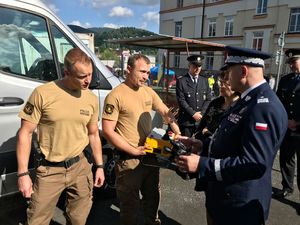 komendant wojewódzki rozmawia z czeskimi policjantami