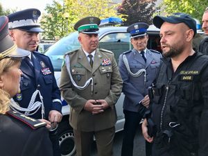 komendant wojewódzki rozmawia z czeskimi policjantami
