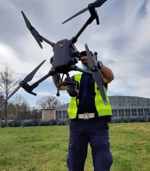 policjant z dronem