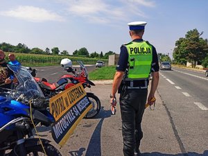 policjant rd kontroluje motocykle