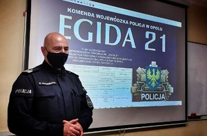 Komendant Wojewódzki Policji w Opolu a w tle grafika EGIDA21