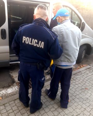 zatrzymany mężczyzna prowadzony przez policjantów