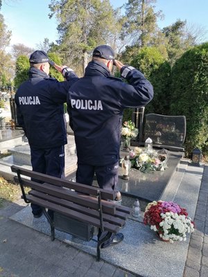 policjanci odwiedzają groby policjantów