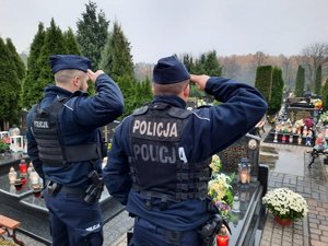 policjanci odwiedzają groby policjantów