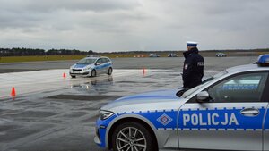 policjanci szkolą się na torze