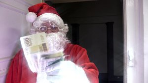 Św. Mikołaj z plikiem banknotów