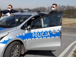 policjanci kontrolują kwarantanny