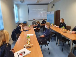 Dzielnicowi biorą udział w zorganizowanym szkoleniu w Komendzie Powiatowej Policji w Prudniku.