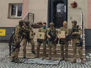 opolscy kontrterroryści przekazują paczki dla dzieci