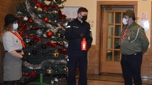 Zastępca Komendanta Wojewódzkiego odbiera latarenkę ze Światełkiem Betlejemskim od harcerzy