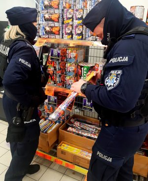 policjanci sprawdzają punkty sprzedaży fajerwerków