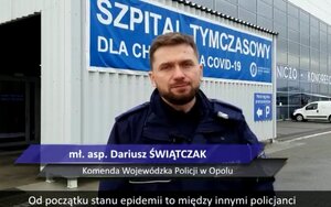 umundurowany policjant stoi na tle szpitala