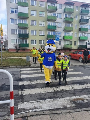 Maskotka opolskiej Policji - Policuś uczy dzieci bezpiecznie przechodzić przez pasy.