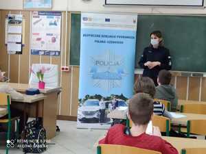 Policjantka z wizytą u dzieci w Szkole Podstawowej nr 4 w Prudniku.