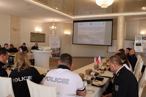 Zdjęcie przedstawia uczestników konferencji polskich i czeskich policjantów oraz pracowników Policji z Nysy i Jesenika.