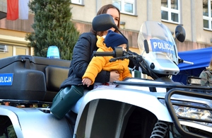 kobieta z dzieckiem na policyjnym quadzie